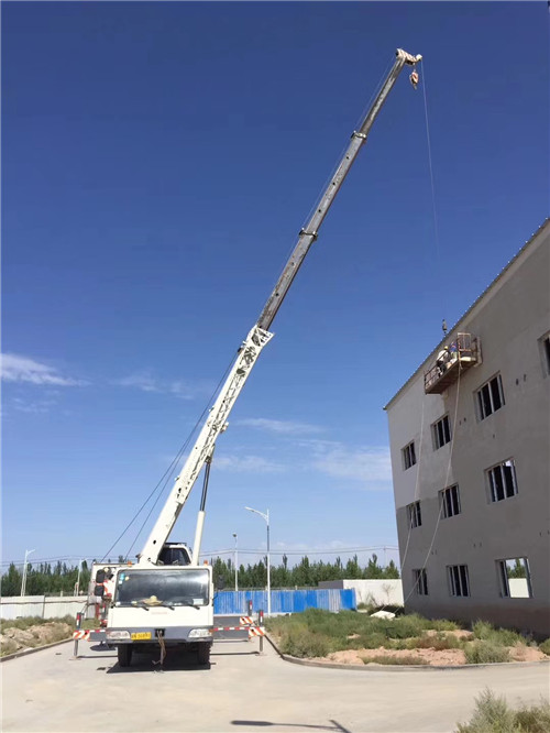 拉孜县“轻装强干”—— 吊车的 “轻量化臂架” 技术